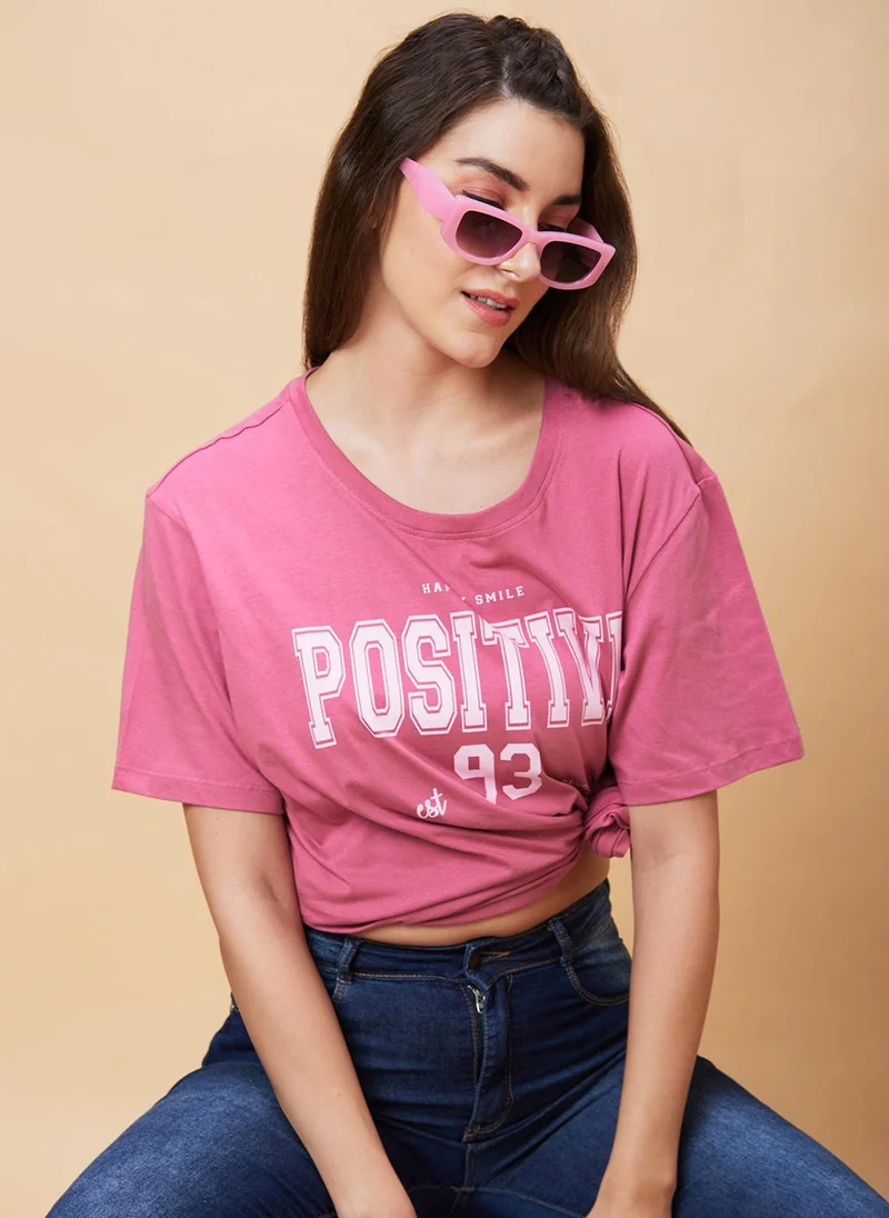 جلو باص تيشيرت قطن نقي بطبعة حروف مقاس كبير للنساء